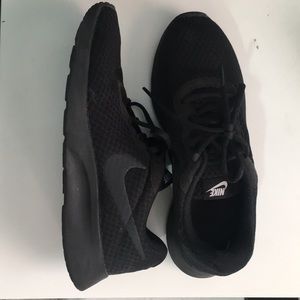 BLACK NIKE ROSHE SIZE 8.5 WOMENS